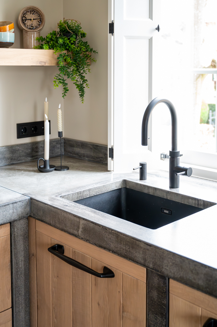 Zwarte Quooker in de handgemaakte keuken